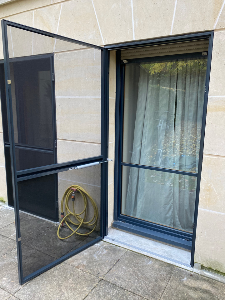 Moustiquaire porte battante